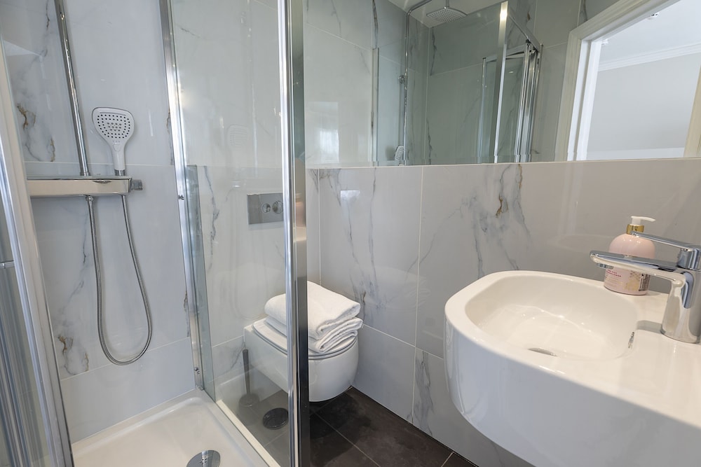 Luxurious Air Conditioned Apt High Street Kensington