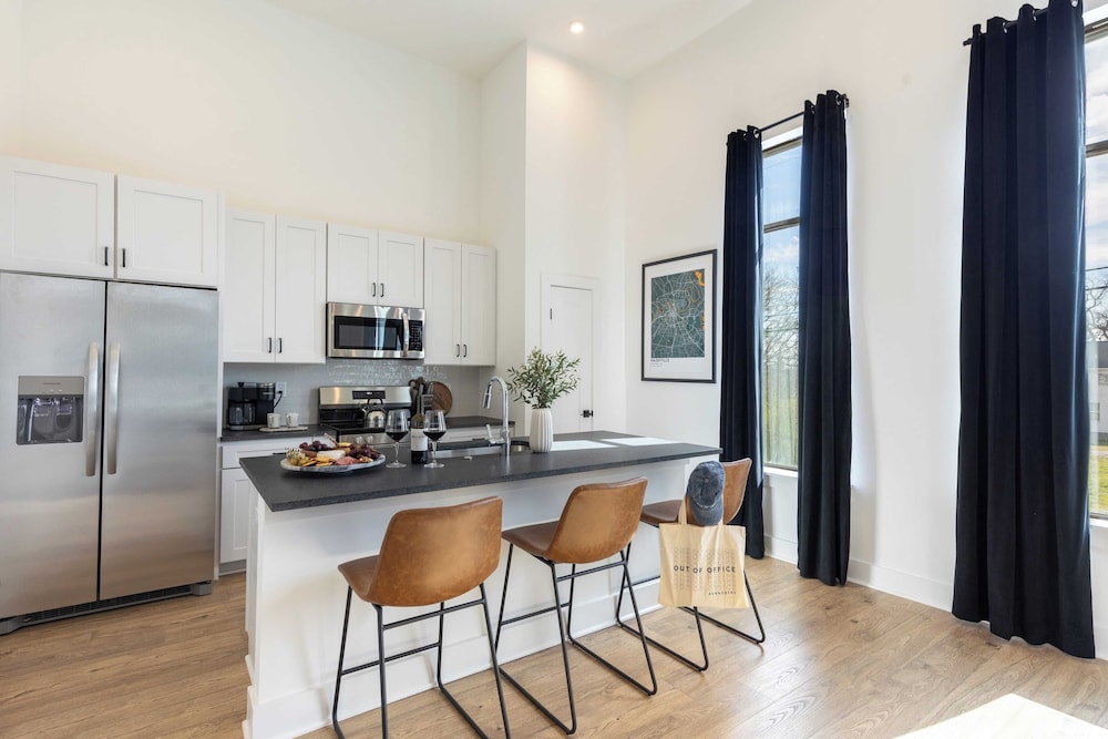 New Build 2 Condos Minutes From Downtown Nashville Dining & Entertainment
