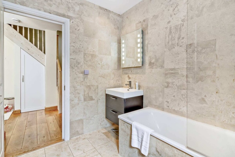 Stylish and Bright 3 Bedroom Duplex in North London