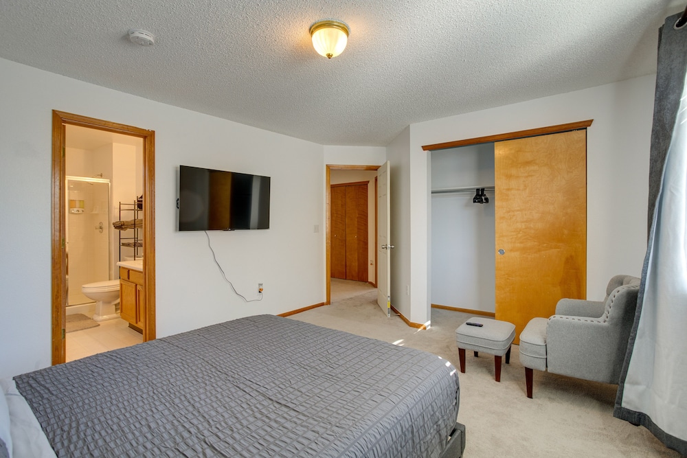 Patio, Grill, Yard: Pet-friendly Denver Home!