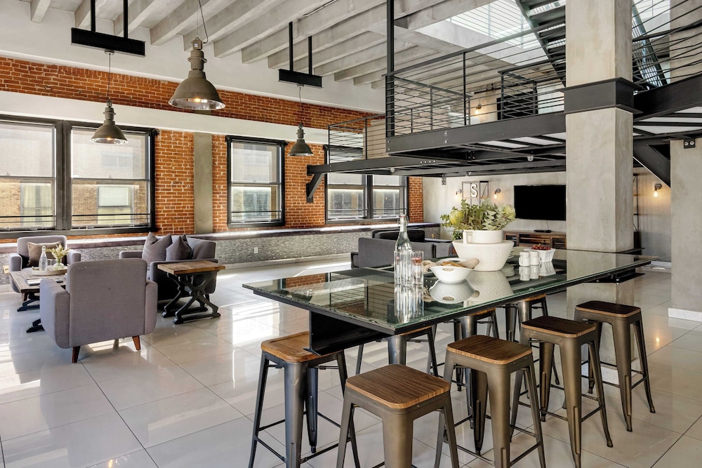 Skyline Lofts by Avantstay: a Multi-level Industrial-chic Retreat in Dtla With Rooftop Views, Soaring Ceilings & Steps to Dining, Music & Culture
