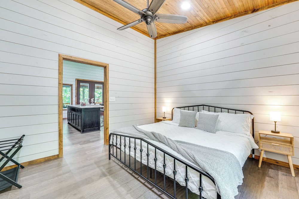 Creekside Cabin w/ Views & Hot Tub in Broken Bow