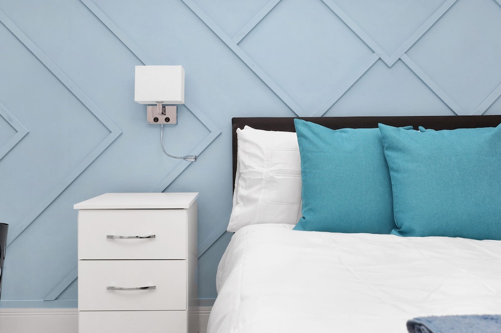 Stylish 4-bed Apartment - Parking & Central Links