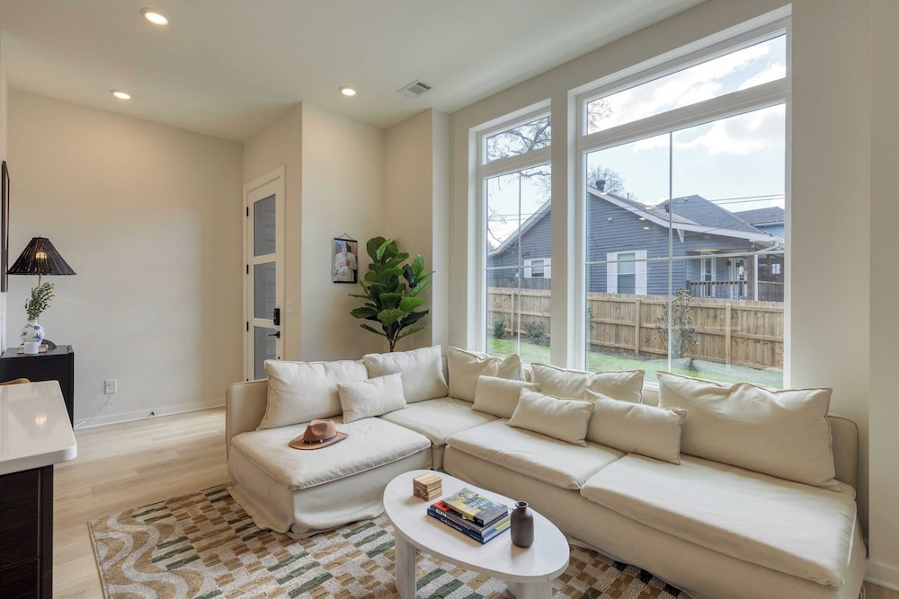 Sleeps 24! 3 Modern 4bdr Townhomes w/ Covered Patios Nashville Group Retreat