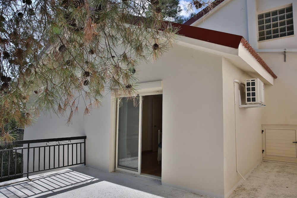 Nestor Hillside House