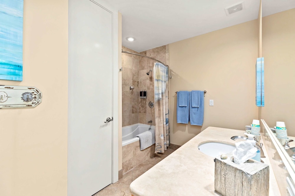 Sapphire Beach - Breathtaking 26th Floor Views 3 Bedroom Apts