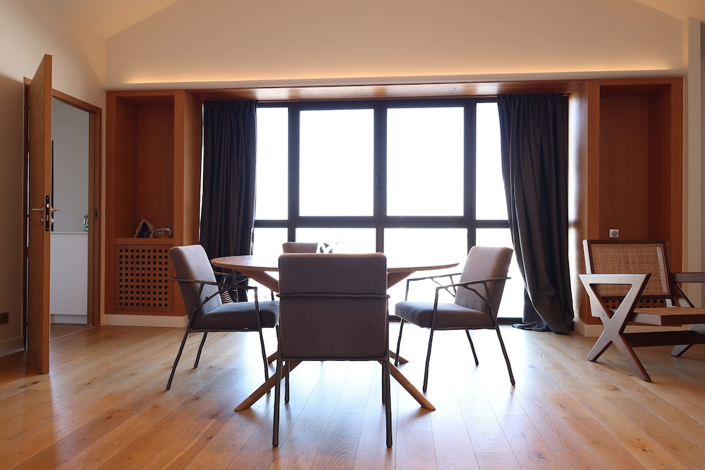LES SUITES DU PORT by Le Saint Ferdinand