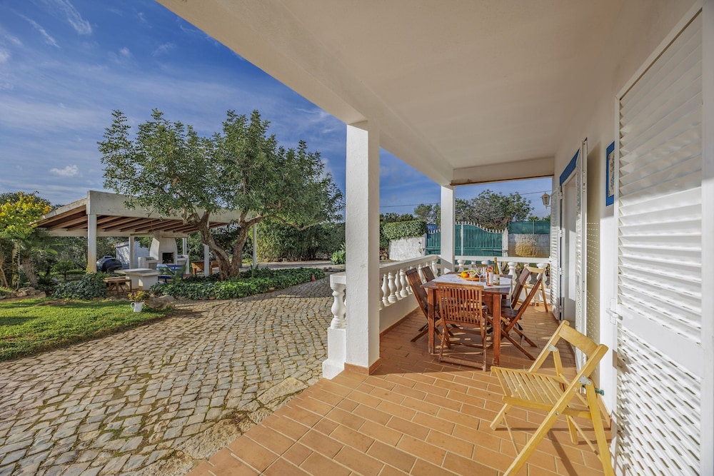 Muxima in Quelfes With 3 Bedrooms and 2 Bathrooms
