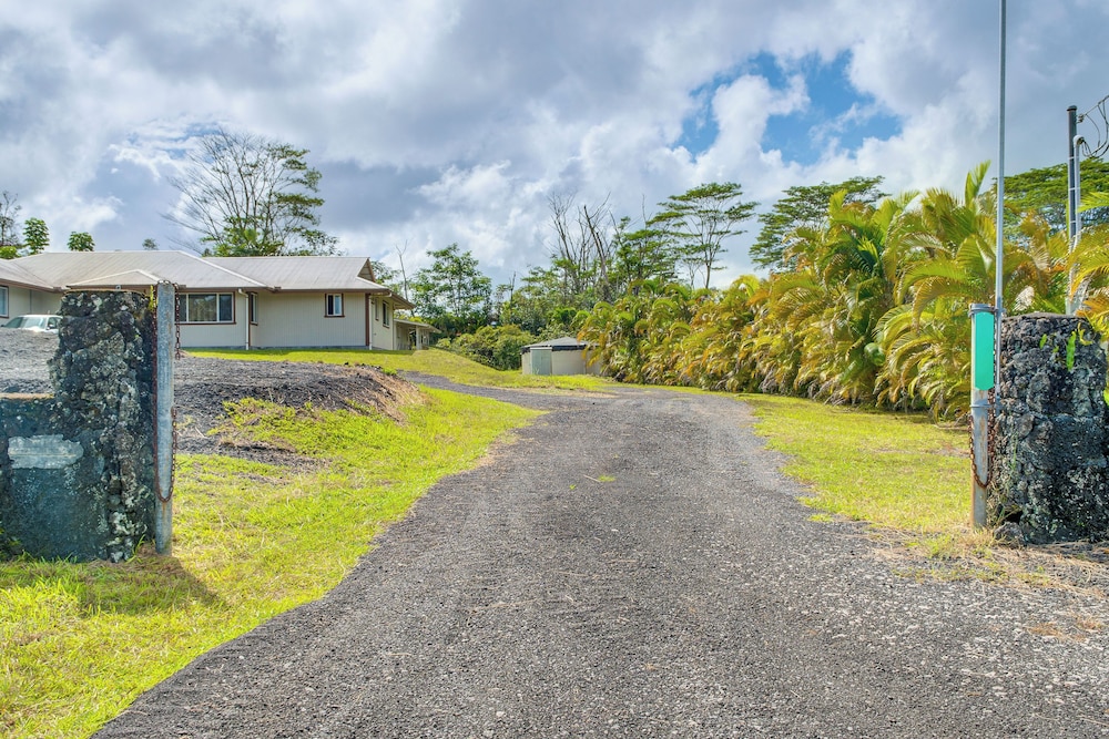 4 Mi to Beach: Keaau Retreat w/ Relaxing Porch!