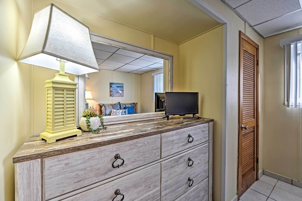 Wildwood Crest Condo w/ Pool: Walk to Restaurants!