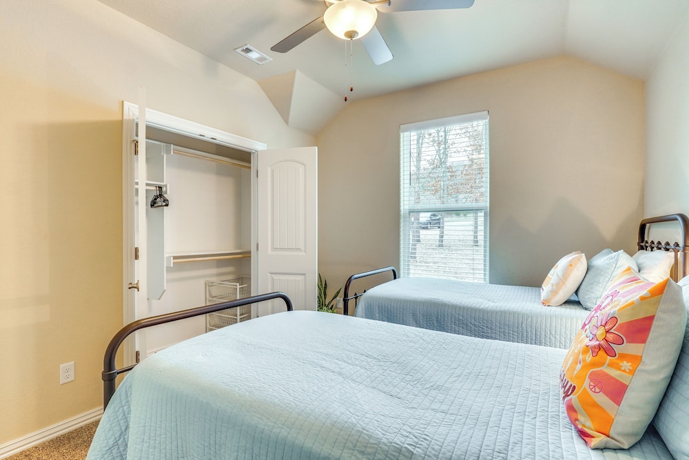 Table Rock Lake Retreat: Walk to Shore!