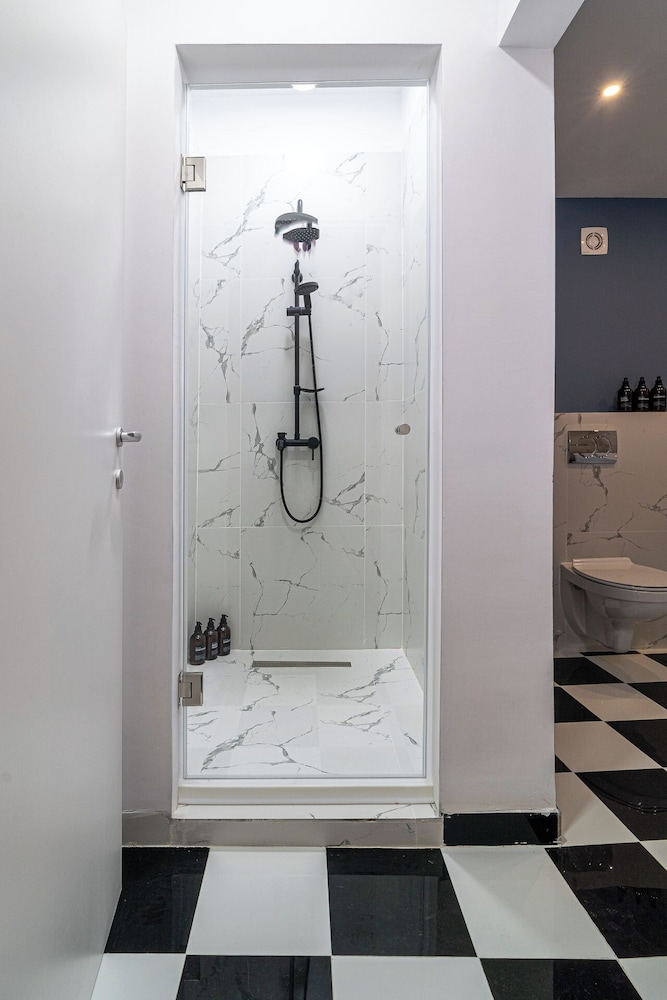 Playful & Trendy 2BR on Regina Elisabeta, Steps to Cismigiu Gardens | Bathtub & Boulevard Views