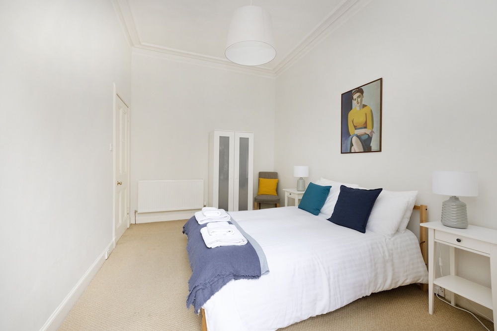 JOIVY 3-Bed Meadows Flat Near Castle & Royal Mile view 5
