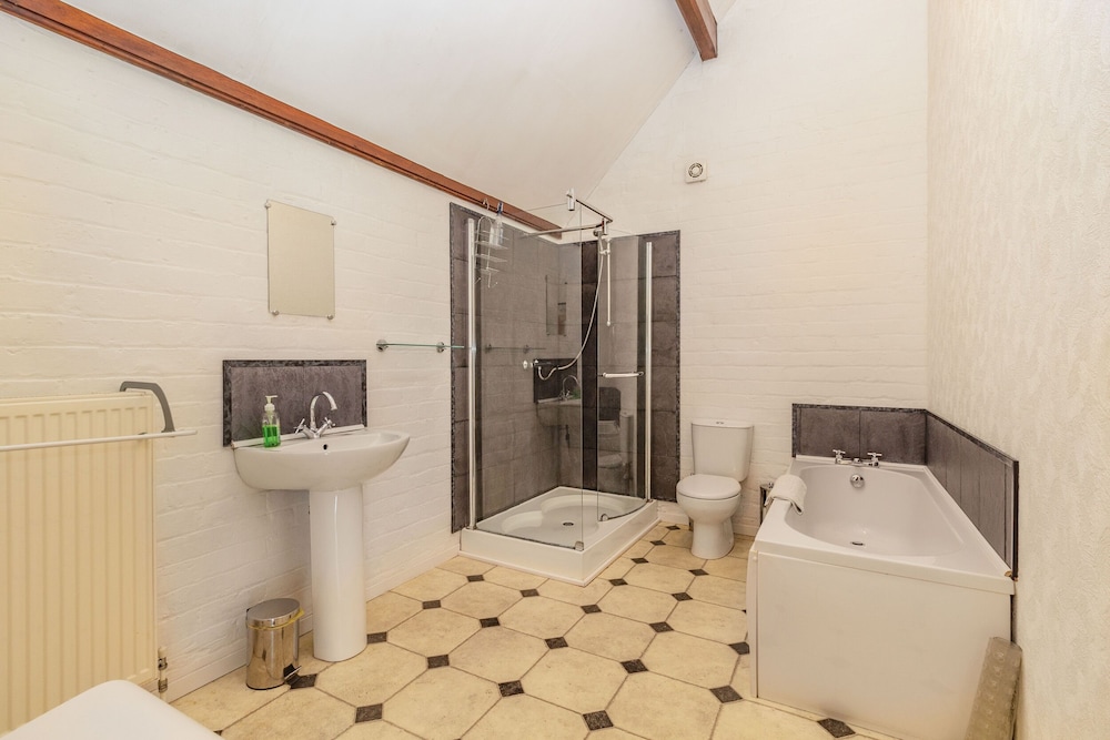 Southport Vacations - Southport Coach House - Property Image 5