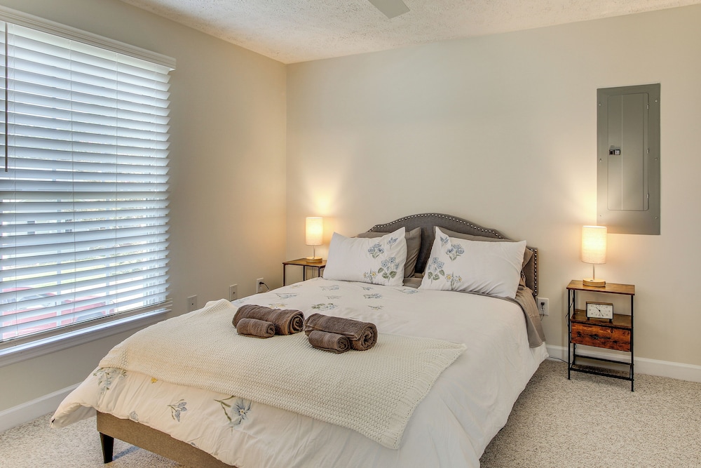 3 Mi to Hopelands Gardens: Family Aiken Home!