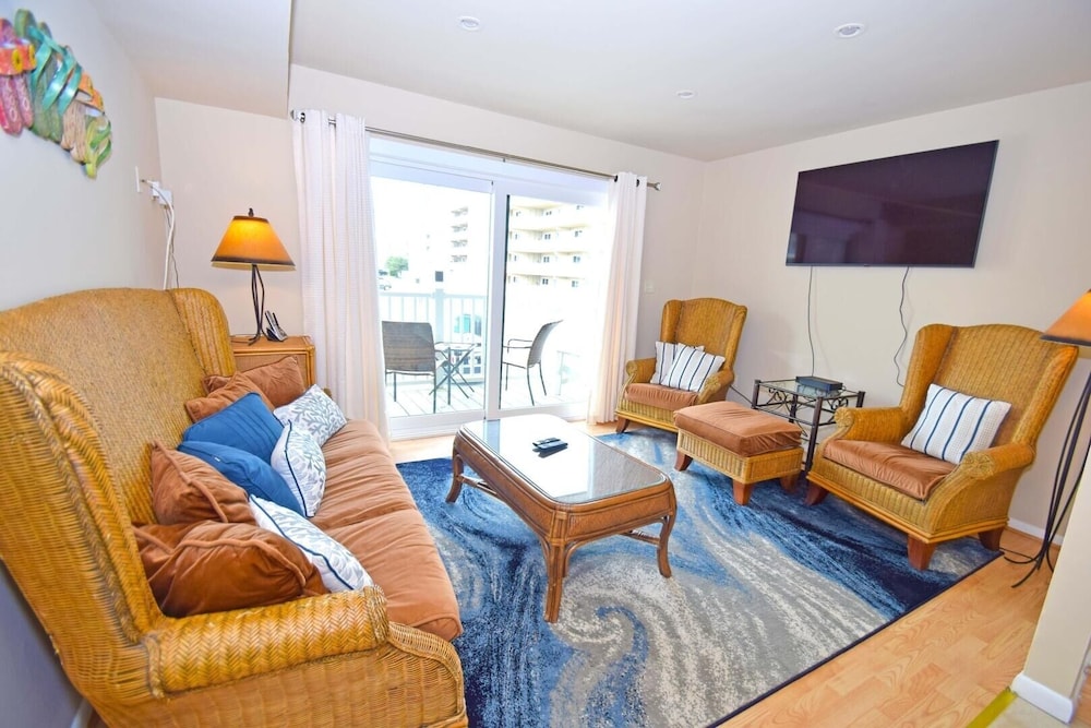 Seal Beach 13n 3 Bedroom Townhouse by RedAwning view 3