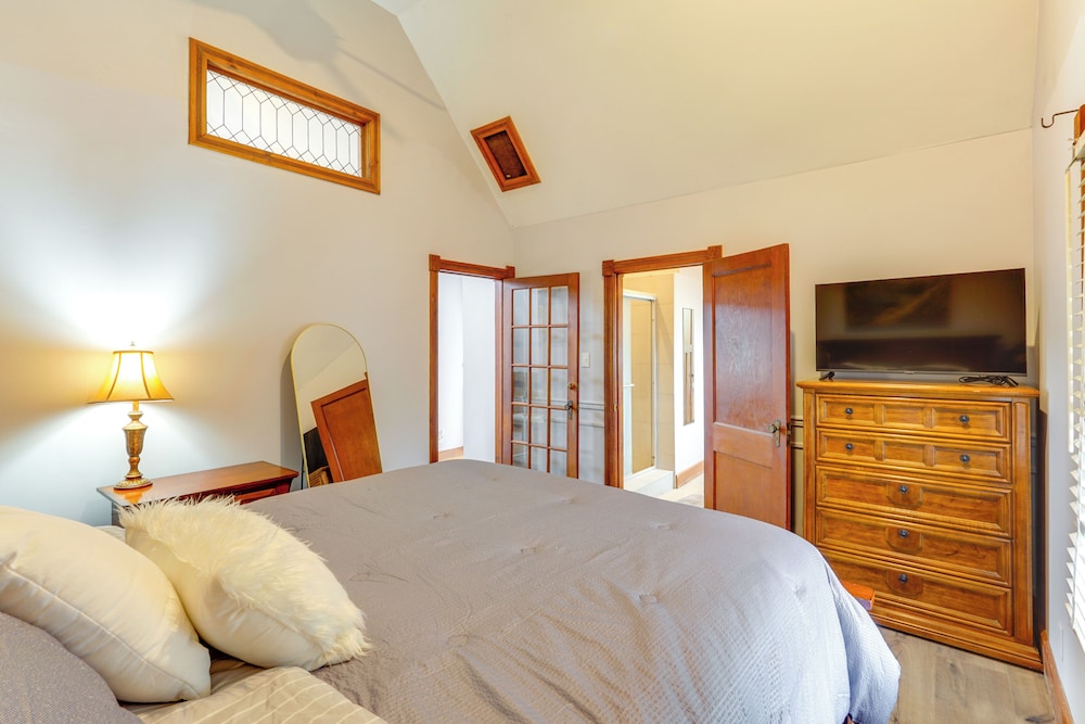 100-year-old Farmhouse in Fulton: 6 Mi to Town!