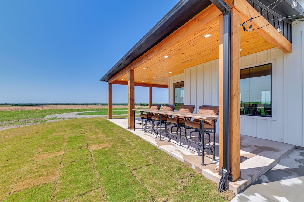 Rural Home w/ Hot Tub < 7 Mi to Winery & Golfing