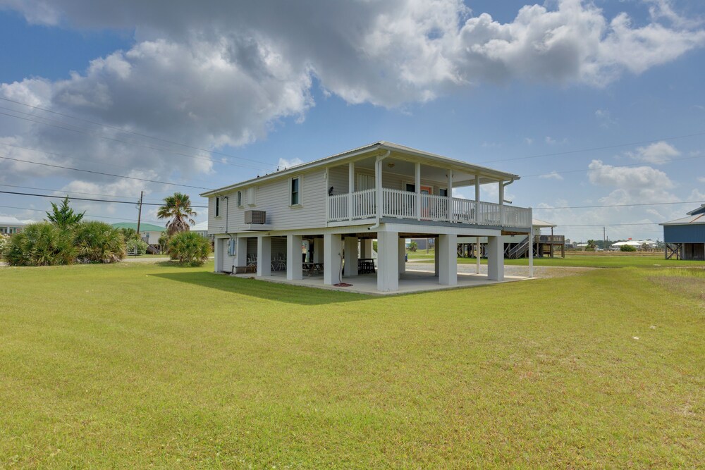 1 Block to Gulf: Dauphin Island Retreat w/ Views