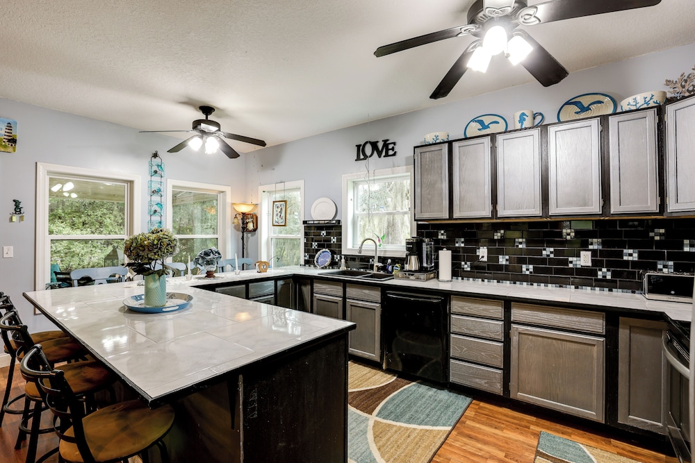 1/2 Mi to Sapelo River: Family Home w/ Large Yard