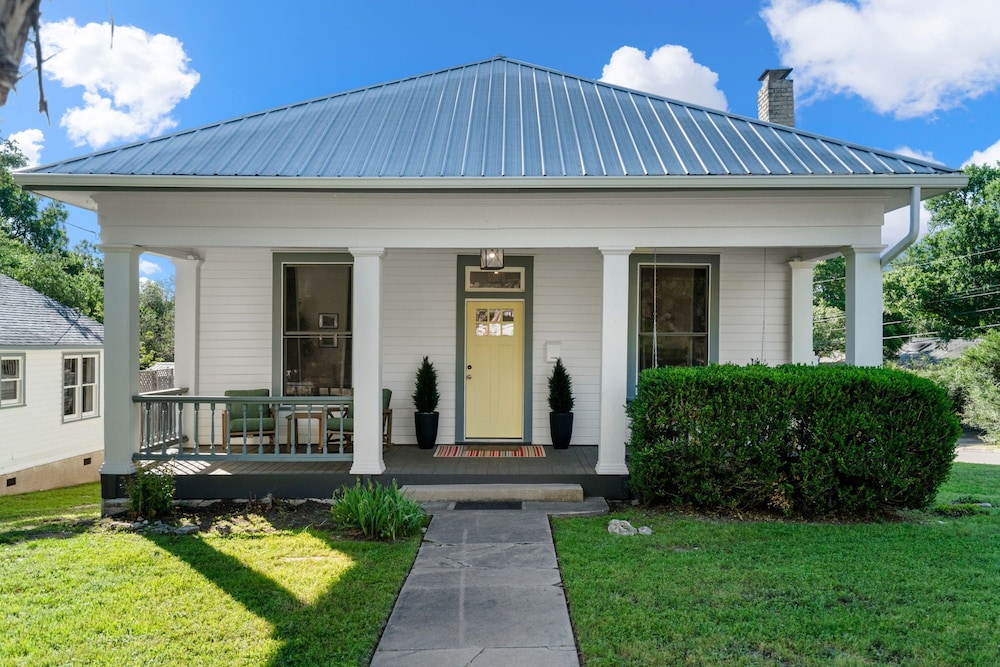 Modern Decor Walkable to Soco view 4