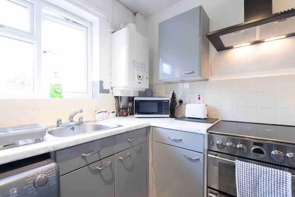 House-sleeps7-parking-garden-petfriendly
