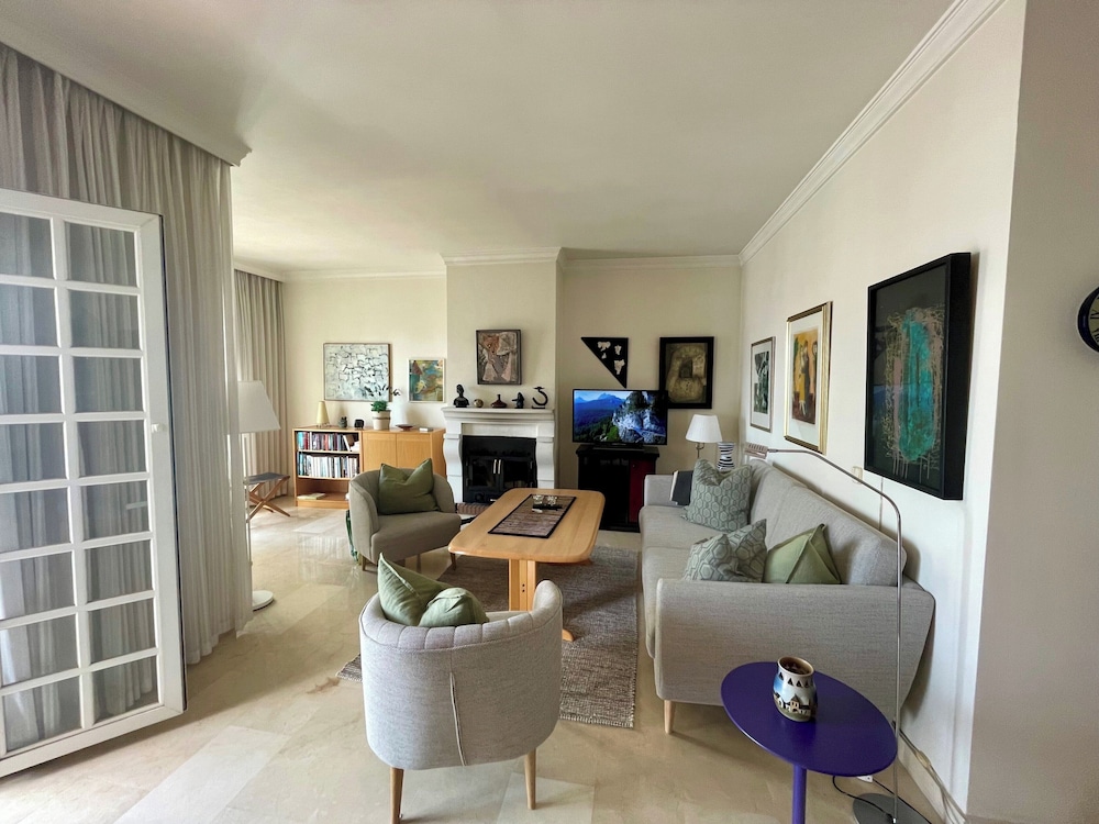 Marbella - House - Sleeps 4 - Pool - Parking