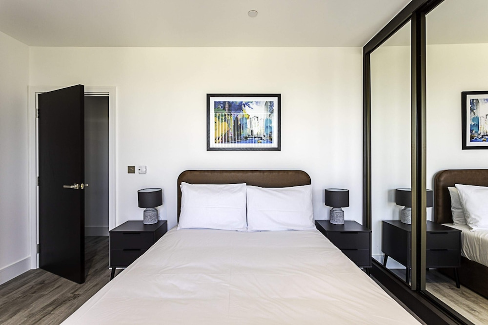 Beautiful 2 Bed Icon Tower Flat 5