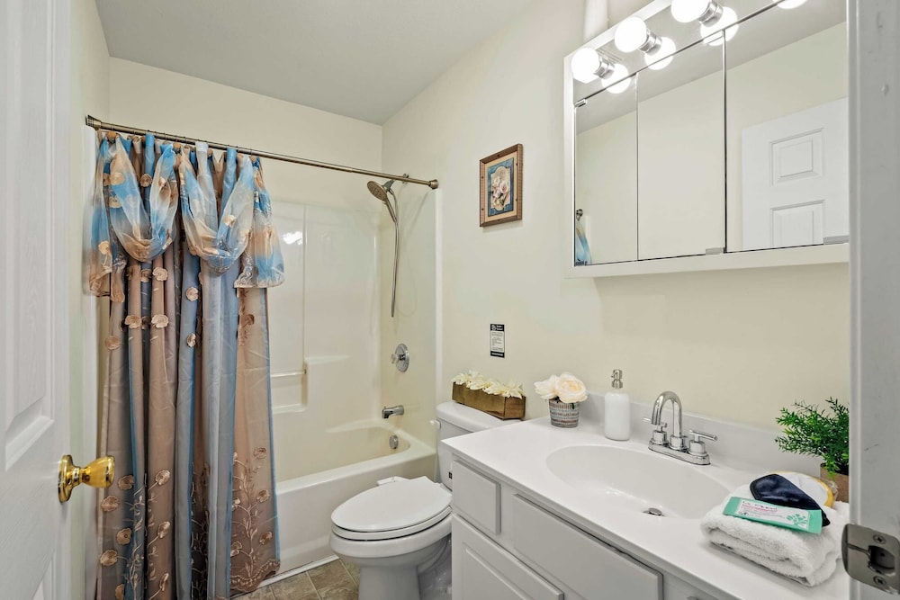 Birch Hollow by Avantstay Cozy Poconos Home w/ Fireplace, Soaking Tub & Kids Play Area