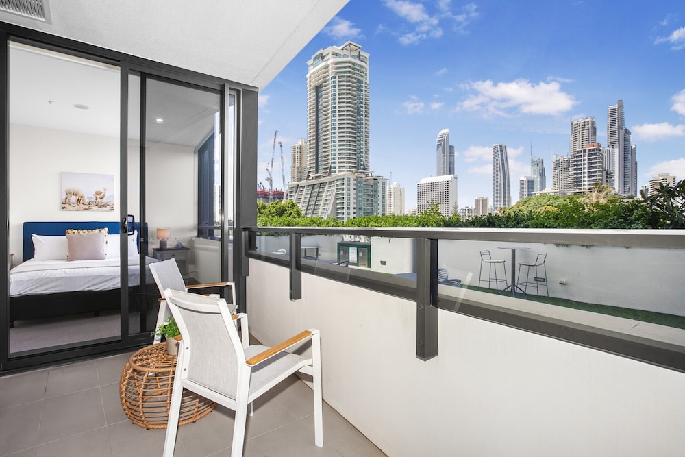 Sun Drenched Apartment in the Heart of Surfers