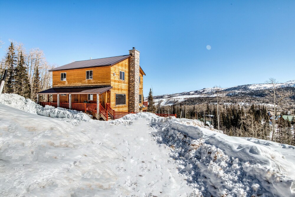Cozy 4BR Mountain View Fireplace Deck