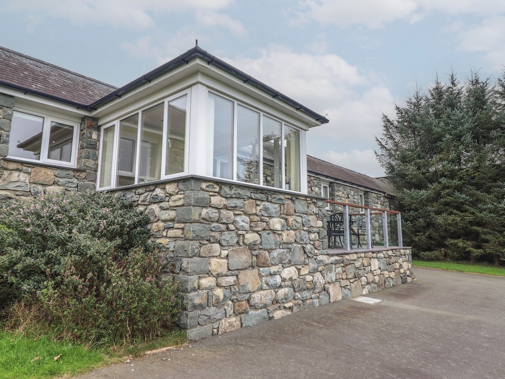 Ysgubor Newydd Parc Isaf