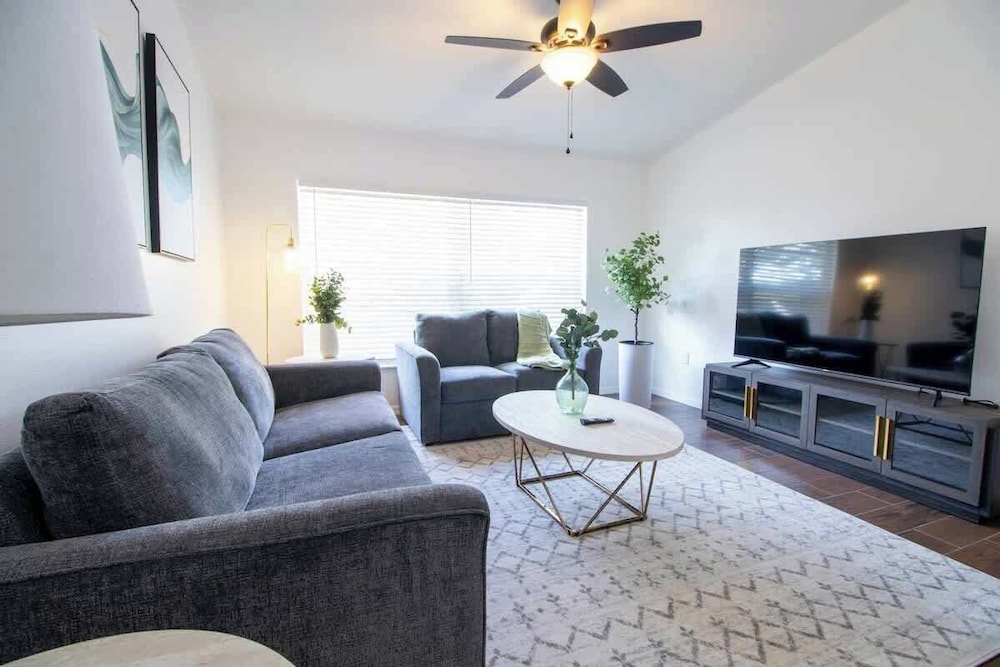 Entire Modern Home in Dade City