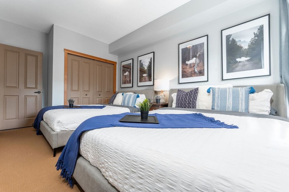 SPACIOUS 3-Br Luxury Condo | HEATED Pool + 3 Hot Tubs | Pool Table | Hm Theatre - Image 4