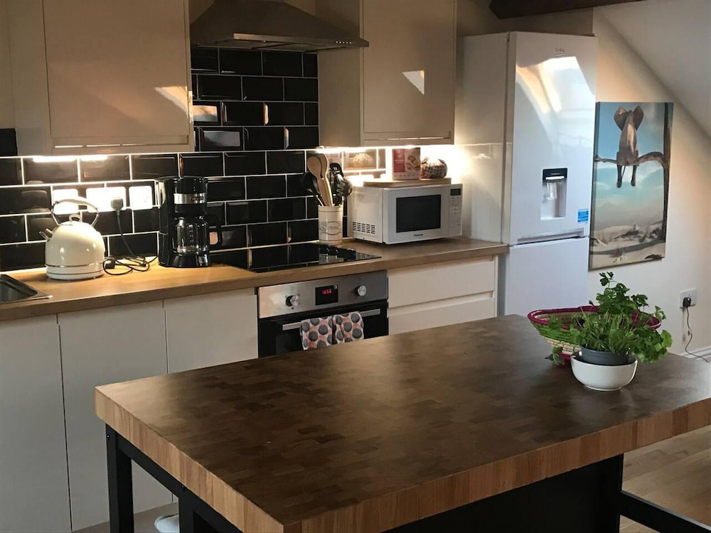 Modern Penthouse With Views in Stroud view 4