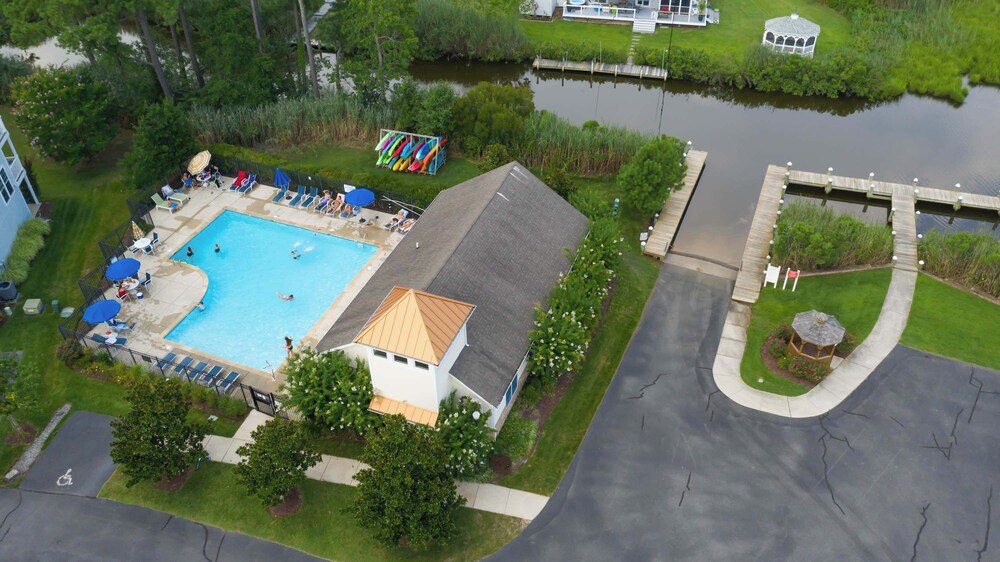 Creekside Getaway Stay for 8