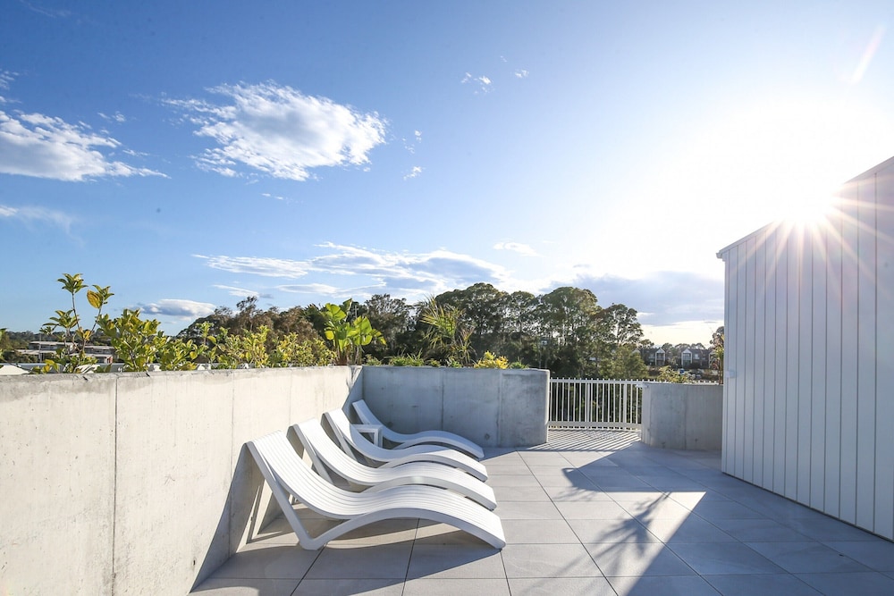 Exquisite 1-bed Apartment With Bay Views