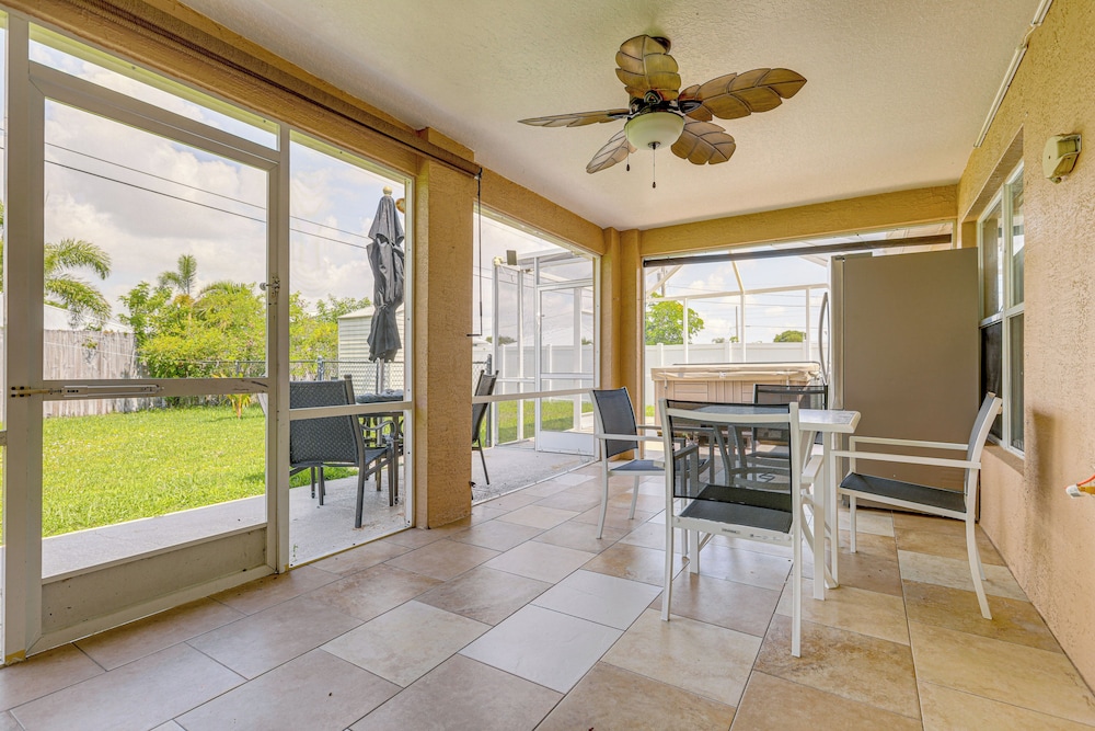 Screened Patio & Hot Tub: Port St Lucie Home!