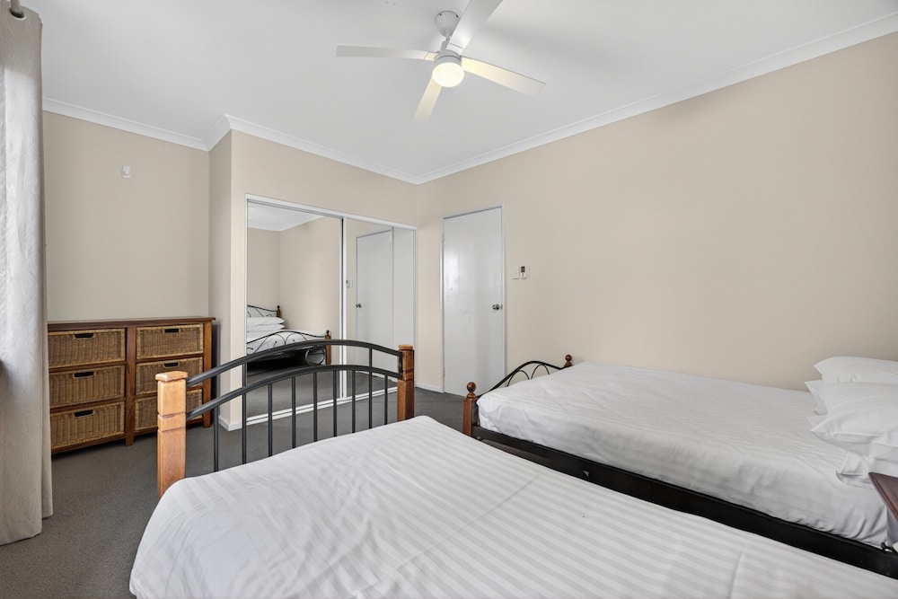 Serene 2-bed Apartment by the Canal