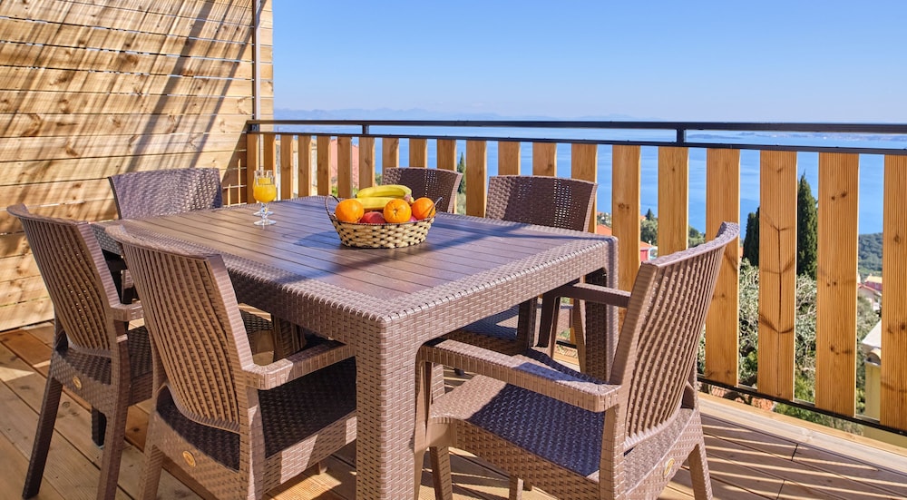 Christine's Seaview by Corfuescapes