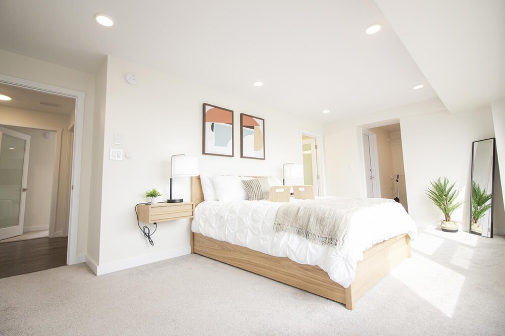Luxurious 2 bed 2 Bath Penthouse on 23rd Floor PH1 Downtown view 4