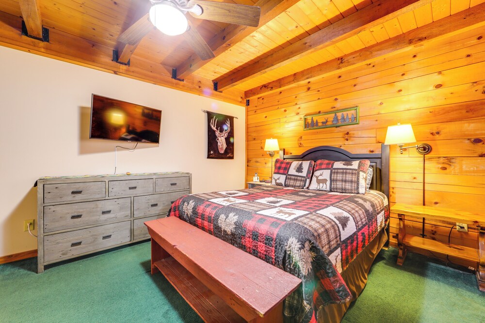 Family Log Cabin w/ Mtn Views, 2 Mi to Tube World!