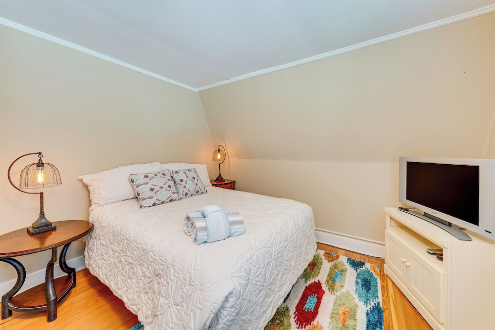 Lake Geneva Family Gem w/ Fenced Dog Run!