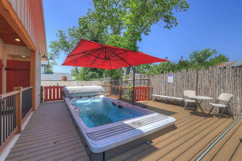 Casa Blanca-swim Spa-steps to Main Street!