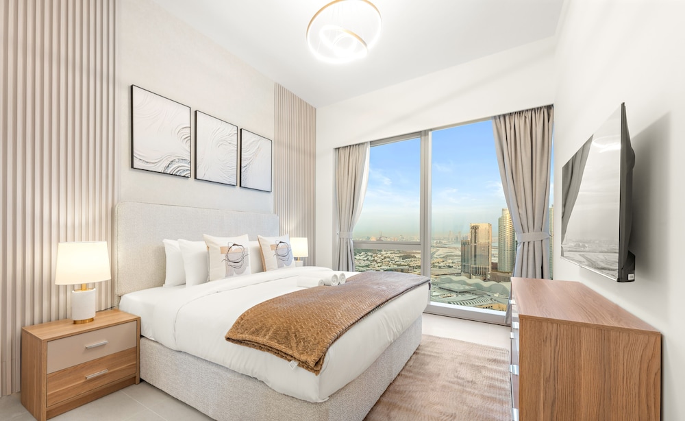 SML Vacation Homes - Sky High Apartments with Burj Khalifa and Dubai Fountain Views @ Grande Signature, Downtown Dubai