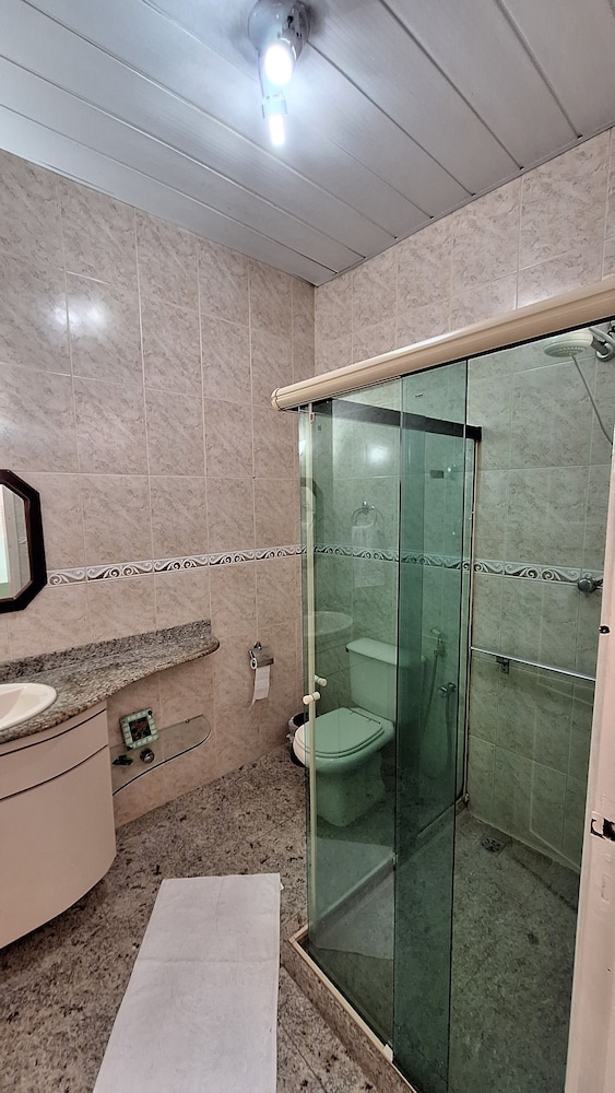 Casa vintage ampla com varanda e quintal
