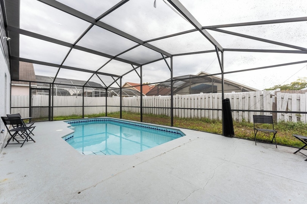 Heated Pool & Bathtub 4BR Near Disney
