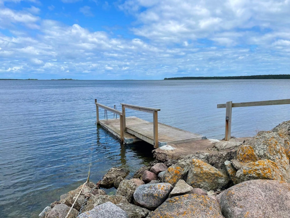 Cozy Seaside Getaway in Grankullavik