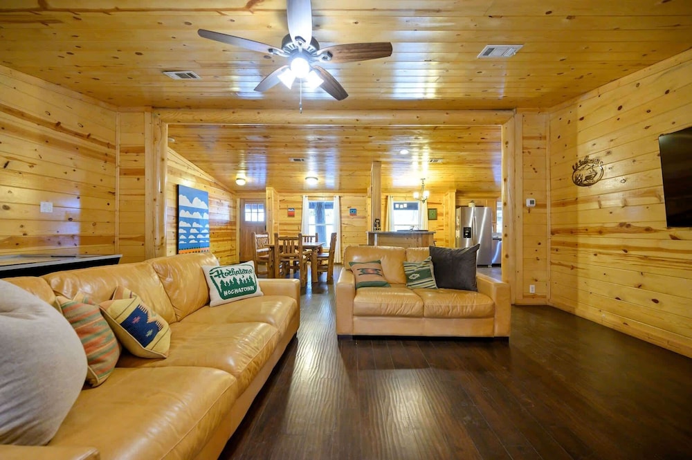 Outlaw Rose Cabin for 8!