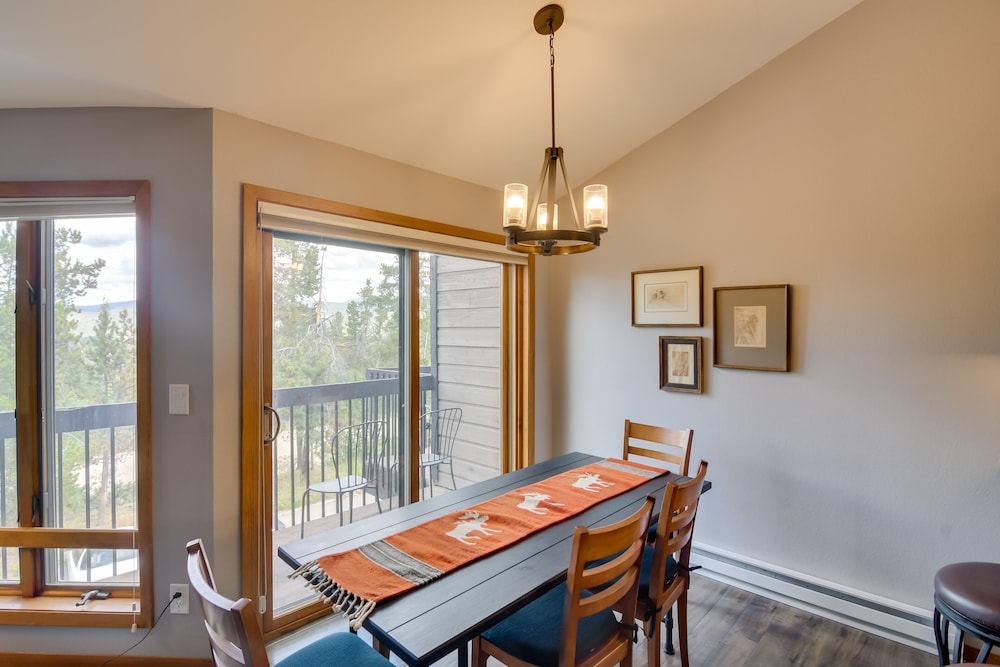 6 Mi to Winter Park: Mtn-view Condo w/ Balcony!